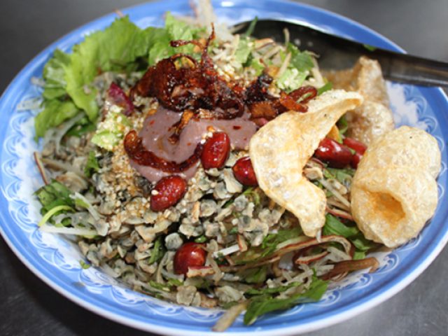 Cơm Hến Huế nên thưởng thức khi đến Huế